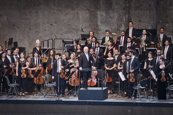 Konzert West-Eastern Divan Orchestra mit Dirigent Daniel Barenboim in der Waldbuehne in Berlin. | Verwendung weltweit