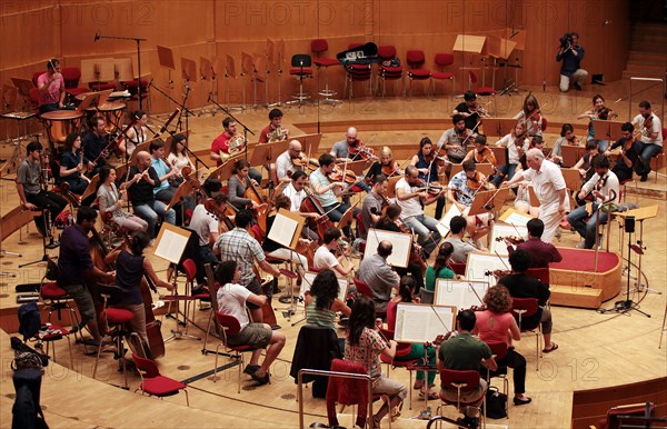 Der Dirigent Daniel Barenboim probt am Dienstag (23.08.2011) in Köln in mit dem West-Eastern Divan Orchestra. Zwischen dem 23. und 28. August 2011 spielt Barenboim alle Beethoven-Sinfonien in der Philharmonie. Foto: Oliver Berg dpa/lnw | Verwendung weltweit