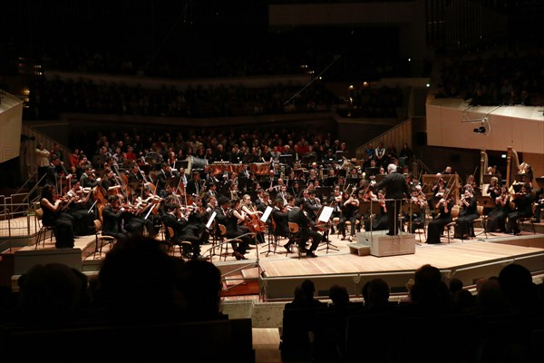 Daniel Barenboim und Michael Barenboim mit dem West-Eastern Divan Orchestra in der Philharmonie. Berlin, 04.04.2015 | Verwendung weltweit