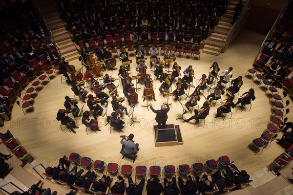 Daniel Barenboim conducts the West-Eastern Divan Orchestra in the Pierre Boulez hall at the Barenboim-Said-Akademie in Berlin, Germany, 8 December 2016. The academy for music was ceremonially opened during the evening. Photo: Klaus-Dietmar Gabbert/dpa | Verwendung weltweit