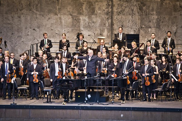 Konzert West-Eastern Divan Orchestra mit Dirigent Daniel Barenboim in der Waldbuehne in Berlin. | Verwendung weltweit