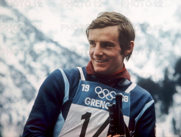 Der französische alpine Skiläufer, Jean Claude Killy, bei der Siegerehrung. Er gewann im Abfahrtslauf bei den Olympischen Winterspielen 1968 in Grenoble die Goldmedaille. | Verwendung weltweit