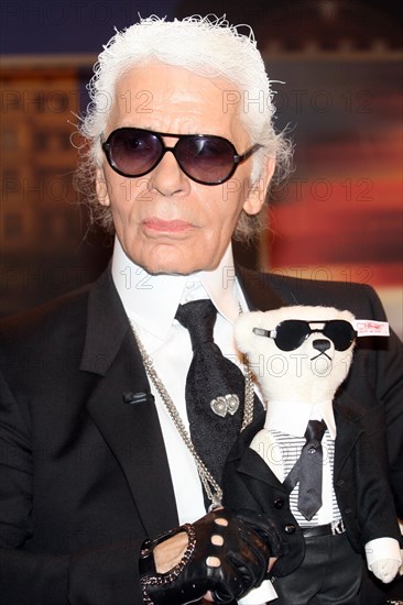 Fashion designer Karl Lagerfeld poses with his ?Steiff Teddy Bear? after the recording of the ZDF tv talkshow Johannes B. Kerner in Hamburg, Germany, 08 June 2009. A limited edition of 2,500 of the 40cm large bears designed by Lagerfeld will be offered for sale at 1000 Euro per piece. Talkshow ?Johannes B. Kerner? will be broadcasted on 09 June 2009 at 22.45 CET. Photo: MALTE CHRISTIANS | Verwendung weltweit