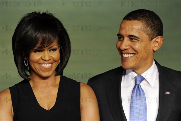 US-Präsident Barack Obama und seine Frau Michelle Obama stehen am Freitag (03.04.2009) in Baden-Baden im Kurhaus. Staats- und Regierungschefs aus 28 Staaten nehmen am NATO-Gipfel teil, der am Abend in Baden-Baden begann und am Samstag in Straßburg endet. Foto: Marijan Murat dpa/lsw +++(c) dpa - Report+++ | Verwendung weltweit