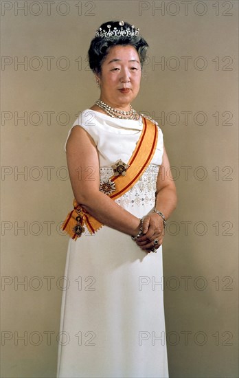 Die frühere japanische Kaiserin Nagako (undatiertes Archivbild) ist am 16.6.2000 im Alter von 97 Jahren gestorben. Die Witwe von Kaiser Hirohito erlag in ihrer Residenz im Tokioter Kaiserpalast ihren Atembeschwerden, wie das Haushofamt mitteilte. Die Mutter von sieben Kindern galt in Japan als die älteste Kaiserin beziehungsweise Kaiserwitwe seit dem 8. Jahrhundert. Nagako hatte ihren Mann Hirohito 1924 im Alter von 20 Jahren geheiratet und war drei Jahre später Kaiserin geworden. Bis zum Ende des Zweiten Weltkrieges war Hirohito in Japan als Gott verehrt worden. In seinem Namen waren die kaiserlichen Truppen in Ostasien eingefallen. Hirohito starb am 7. Januar 1989 im Alter von 86 Jahren. | Verwendung weltweit