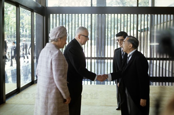 Bundespräsident Gustav Heinemann und seine Gattin Hilda werden bei ihrem Besuch in Japan im Mai 1970 von Kaiser Hirohito (r) empfangen. | Verwendung weltweit