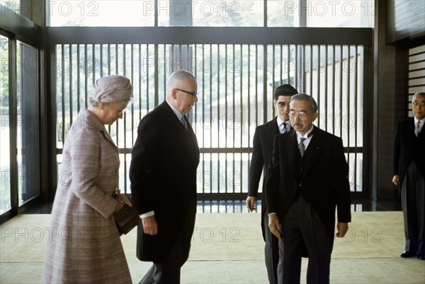Bundespräsident Gustav Heinemann und seine Gattin Hilda werden bei ihrem Besuch in Japan im Mai 1970 von Kaiser Hirohito (r) empfangen. | Verwendung weltweit