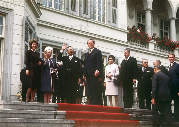 Der japanische Kaiser Hirohito (M) und seine Frau, Kaiserin Nagako (2.v.l.), am 13. Oktober 1971 auf der Treppe des Bonner Palais Schaumburg. Neben dem Tenno Bundeskanzler Willy Brandt (SPD), links dessen Gattin Rut Brandt. | Verwendung weltweit