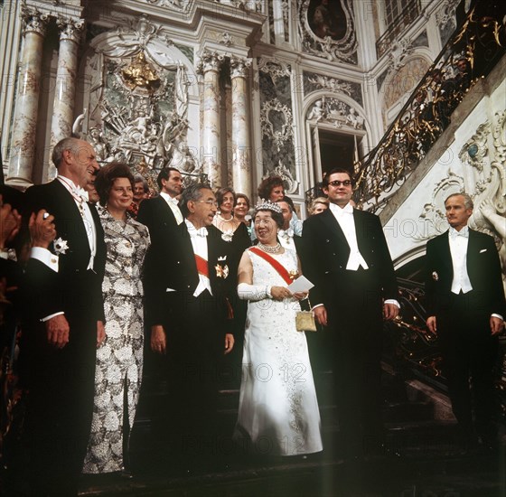 (l-r): Der Bonner Protokollchef Dr. Hans Schwarzmann, Frau Christl Koschnick, Kaiser Hirohito, Kaiserin Nagako und der Bundesratspräsident Hans Koschnick während eines Galaempfangs für das japanische Kaiserpaar in Schloss Brühl bei Bonn im Oktober 1971. | Verwendung weltweit