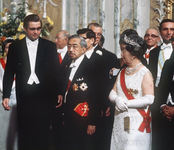 (l-r) Bundesratspräsident Hans Koschnick, Kaiser Hirohito und Kaiserin Nagako während eines Galempfangs für das japanische Kaiserpaar in Schloß Brühl bei Bonn im Oktober 1971. | Verwendung weltweit