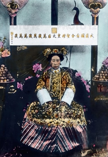 Kaiserin Kojun, geboren als Prinzessin Nagako (1903 - 2000), die Kaiserin von Japan, Ehefrau des Tenno (Kaisers) Hirohito.
 Asia, Japan, Asiatic, travel, 1910s, 1920s, 20th century, archive, Carl Simon, history, historical, exquisit collection - minimum price:  50,--/licence, portrait, empress Kojun, born as princess Nagako, empress of Japan, wife of Tenno Hirohito, monarchy, imperial, throne, Japanese, woman, hand coloured glass slide | Verwendung weltweit