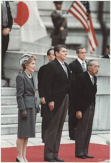 U.S. President Ronald Reagan and First Lady Nancy Reagan and Japanese Emperor Hirohito in Tokyo, Japan on November 9, 1983. Credit: White House via CNP - NO WIRE SERVICE - | Verwendung weltweit