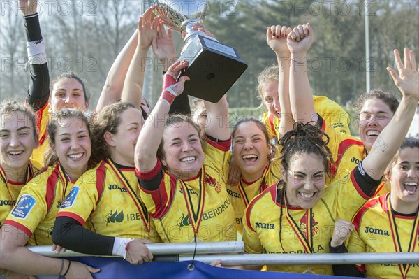 03 March 2018, Belgium, Brussels: Rugby Europe Women XV Championship 2018. Isabel Rico (l) from Spain holds the winner's trophy after the finals between Spain and the Netherlands.- NO WIRE SERVICE - Photo: Jürgen Keßler/dpa | Verwendung weltweit