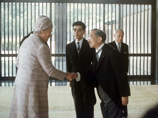 Bundespräsident Gustav Heinemann (verdeckt) und seine Gattin Hilda (l) werden bei ihrem Besuch in Japan im Mai 1970 von Kaiser Hirohito (r) empfangen. | Verwendung weltweit