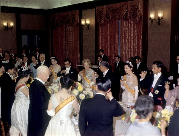 Toast beim Staatsbankett im kaiserlichen Palast in Tokio. Im Vordergrund Bundespräsident Heinrich Lübke, links neben ihm Kaiserin Nagako und Kronprinz Akihito, gegenüber seine Ehefrau Wilhelmine, Kaiser Hirohito und Kronprinzessin Michiko. | Verwendung weltweit