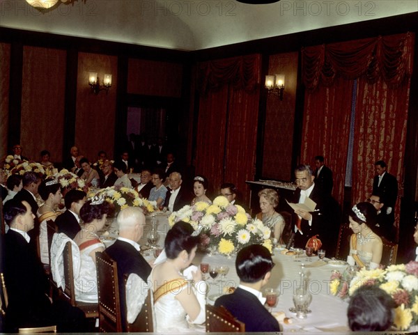 Kaiser Hirohito bei seiner Begrüßungsrede während des Staatsbanketts im Kaiserpalast in Tokio. Links neben dem Kaiser Lübkes Ehefrau Wilhelmine, im Vordergrund mit weißem Haar Bundespräsident Heinrich Lübke, links daneben Kaiserin Nagako. | Verwendung weltweit