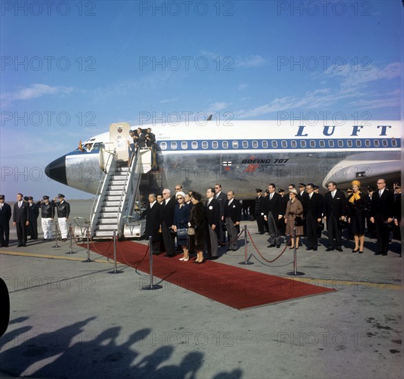 Bundespräsident Heinrich Lübke und seine Ehefrau Wilhelmine nach ihrer Ankunft in Haneda, dem Flughafen von Tokio, zwischen Kaiser Hirohito und Kaiserin Nagako auf dem roten Teppich. | Verwendung weltweit