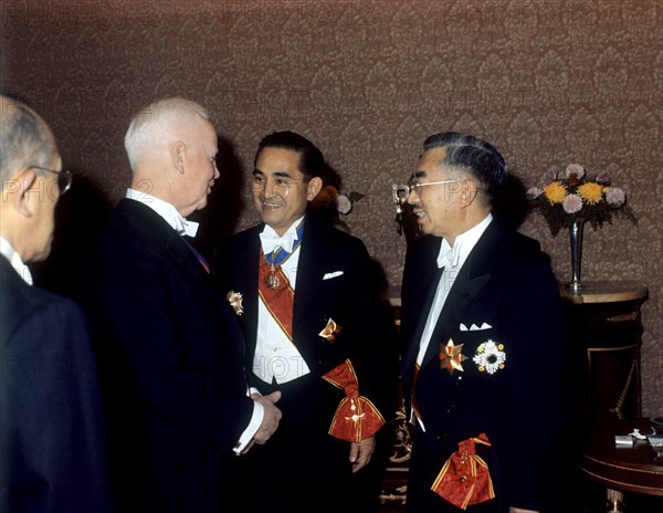 Bundespräsident Heinrich Lübke (2.vl) im Gespräch mit Kaiser Hirohito (r) und einem japanischen Diplomaten während eines Empfanges im Kaiserpalast von Tokio. | Verwendung weltweit