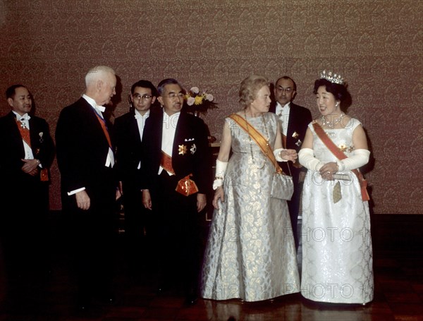 Bundespräsident Heinrich Lübke (2. vl), Kaiser Hirohito (4. vl), Gattin Wilhelmine Lübke und Kaiserin Nagako (r) während eines Empfangs im Kaiserpalast in Tokio. | Verwendung weltweit