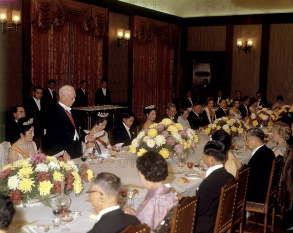 Bundespräsident Heinrich Lübke bei seiner Erwiderung auf die Begrüßungsrede von Kaiser Hirohito während des Staatsbanketts im Kaiserpalast in Tokio. Gegenüber ganz rechts seine Gattin Wilhelmine, links neben ihr Kaiser Hirohito. | Verwendung weltweit