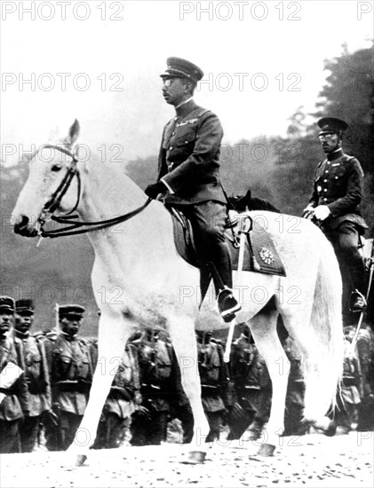 Der japanische Kaiser Hirohito in Uniform auf seinem Schimmel (undatierte Aufnahme). Seit 1921 Regent bestieg er 1926 als 124. Tenno den Thron. Durch die Verfassungsänderung von 1947 wurden seine Aufgaben auf reine Repräsentationspflichten beschränkt. Er wurde am 29. April 1901 in Tokio geboren und starb am 7. Januar 1989 ebendort. | Verwendung weltweit