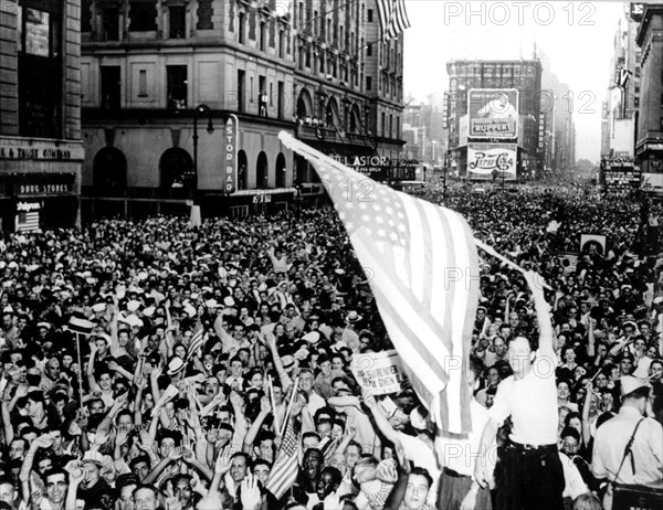 Flaggeschwenkend und winkend feiern die Amerikaner am 15. August 1945 in New York das Ende des Zweiten Weltkriegs, nachdem Kaiser Hirohito seinen Streitkräften die sofortige Feuereinstellung befohlen hatte. Die Kapitulationsurkunde wurde am 2. September 1945 unterzeichnet. | Verwendung weltweit