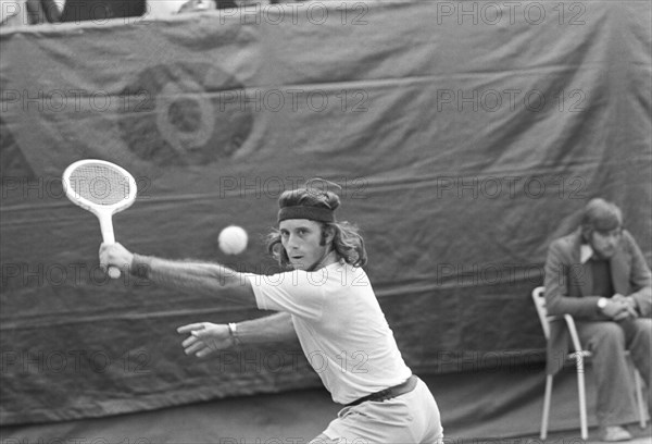 Der Argentinier Guillermo Vilas besiegt am 11. Mai 1975 beim Finale der Internationalen Tennismeisterschaften in München Karl Meiler mit 2:6, 6:0, 6:2, 6:3. Vilas in Aktion. | Verwendung weltweit