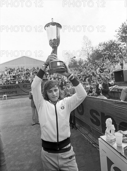 Der Argentinier Guillermo Vilas besiegt am 11. Mai 1975 beim Finale der Internationalen Tennismeisterschaften in München Karl Meiler mit 2:6, 6:0, 6:2, 6:3. Vilas mit Pokal. | Verwendung weltweit