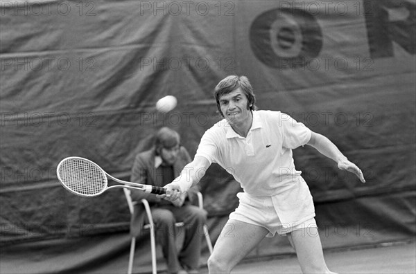 Der Argentinier Guillermo Vilas besiegt am 11. Mai 1975 beim Finale der Internationalen Tennismeisterschaften in München Karl Meiler mit 2:6, 6:0, 6:2, 6:3. Meiler in Aktion. | Verwendung weltweit