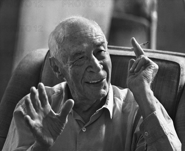 Henry Miller (1891-1980), amerikanischer Schriftsteller, während der Verfilmung seines Buches "Wendekreis des Krebses" (Tropic Of Cancer, USA 1970, Regie: Joseph Strick) / Personen, Portrait, Porträt, Zigarette rauchen, Gestik --- WICHTIG: Nutzung nur redaktionell bei Filmtitelnennung bzw. Berichterstattung über diesen Film. Buch- und Kalendernutzungen nur nach Absprache. --- IMPORTANT: To be used solely for editorial coverage of this specific motion picture/tv programme |