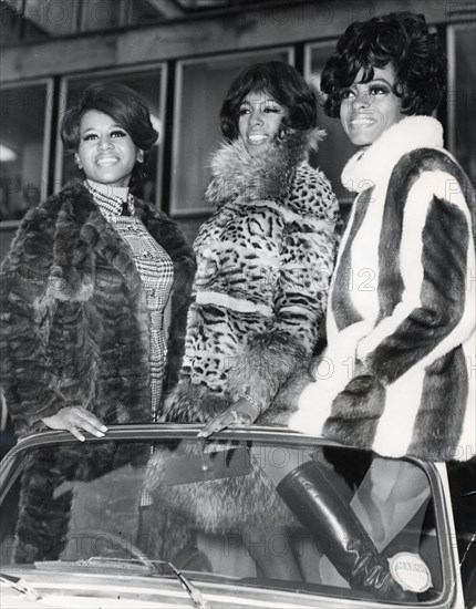 5516581 (900324) The Supremes, amerikanische Popgruppe , v.l.n.r. : Cindy BIRDSONG, Mary WILSON und Diana ROSS am 23.01.1968 bei ihrer Ankunft in London. | Verwendung weltweit