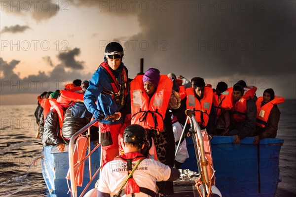 Etwa 380 Flüchtlinge in einem Holzboot und 130 Flüchtline in einem Gummiboot werden am 11.12.2016 in internationalem Gewässer vor der libyschen Küste im Mittelmeer von einem Search and Rescue Team der NGO SOS Mediterranee gerettet und auf der MS Aquarius nach Sizilien gebracht. An Bord der MS Aquarius werden die Flüchtlinge von den NGOs SOS Mediterranee und Ärzte ohne Grenzen versorgt. | Verwendung weltweit
