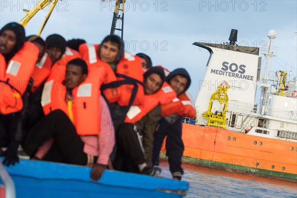 Etwa 380 Flüchtlinge in einem Holzboot und 130 Flüchtline in einem Gummiboot werden am 11.12.2016 in internationalem Gewässer vor der libyschen Küste im Mittelmeer von einem Search and Rescue Team der NGO SOS Mediterranee gerettet und auf der MS Aquarius nach Sizilien gebracht. An Bord der MS Aquarius werden die Flüchtlinge von den NGOs SOS Mediterranee und Ärzte ohne Grenzen versorgt. | Verwendung weltweit