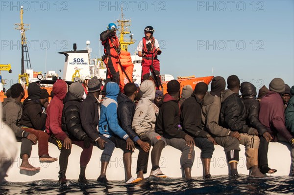 SOS Mediterranee; Medecins sans frontieres; Such- und Rettungsmission im Mittelmeer vor der libyschen Küste westlich von Tripolis in der Nähe der Ölplattformen am 16. Januar 2018; 5 Rettungen; 2 Holzboote; 2 Gummiboote; 1 Fiberglasboot; 438 Personen | Verwendung weltweit