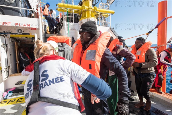 SOS Mediterranee; Medecins sans frontieres; Such- und Rettungsmission im Mittelmeer vor der libyschen Küste westlich von Tripolis in der Nähe der Ölplattformen am 16. Januar 2018; 5 Rettungen; 2 Holzboote; 2 Gummiboote; 1 Fiberglasboot; 438 Personen | Verwendung weltweit