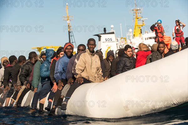 SOS Mediterranee / Medescins sans frontieres; Such- und Rettungsaktion Mittelmeer vor der libyschen Küste; MV Aquarius; 16. Januar 2018;  An diesem Tag wurden in fünf Einsätzen 438 Flüchtlinge aus zwei Holzbooten, zwei Schlauchbooten und einem Fiberglasboot gerettet. | Verwendung weltweit