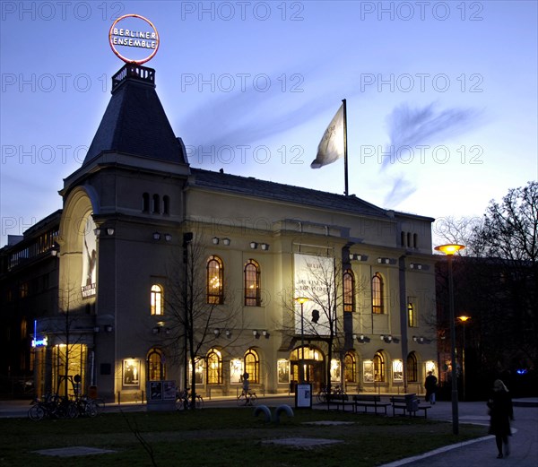 Das Theater "Berliner Ensemble" (BE) am Schiffbauerdamm in Berlin