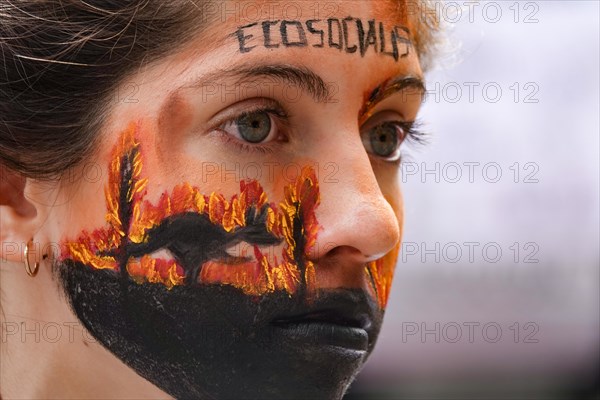 Argentina, Buenos Aires: A demonstrator who has symbolically painted a kangaroo running away from the fire on her face is taking part in a protest against climate policy in front of the Australian Embassy in Buenos Aires