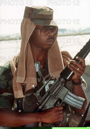 Avec une serviette sur la tête, ce GI se protège de la chaleur dans le désert saoudien. Des unités aéroportées des forces armées américaines ont planté leurs tentes dans le désert : depuis le déclenchement de la crise du Golfe avec l'invasion des troupes irakiennes au Koweït, les États-Unis et d'autres États de l'OTAN ont transféré des troupes dans la région du Golfe.
30 juillet 1990