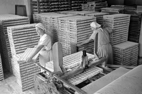 Arbeiterinnen bei der Süßwarenproduktion in der Süßwarenfabrik Oehler in Zeitz, Deutschland 1948. Female workers producing sweets at Oehler factory in Zeitz, Germany 1948. | Verwendung weltweit