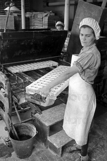 Arbeiterin bei der Süßwarenproduktion in der Süßwarenfabrik Oehler in Zeitz, Deutschland 1948. Worker producing sweets at Oehler factory in Zeitz, Germany 1948. | Verwendung weltweit