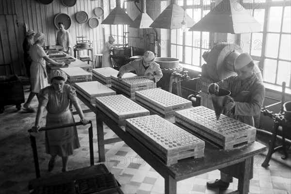 Arbeiterinnen bei der Süßwarenproduktion in der Süßwarenfabrik Oehler in Zeitz, Deutschland 1948. Female workers producing sweets at Oehler factory in Zeitz, Germany 1948. | Verwendung weltweit