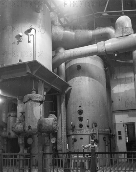 Prozessrelevante Anlage in einem Industriebetrieb in Zeitz, Deutschland 1948. Process relevant system at a factory in Zeitz, Germany 1948. | Verwendung weltweit