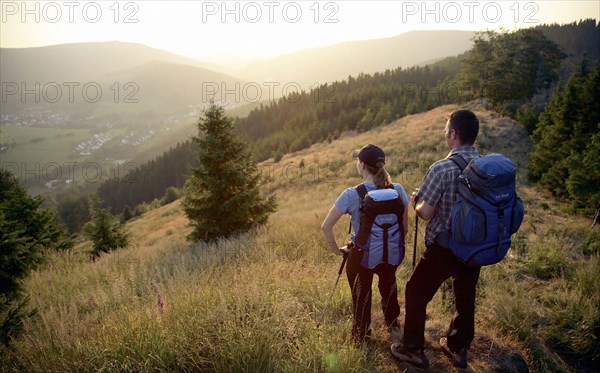 Stimmungsvolle Aussichten und Fernsicht erwarten Wanderer in Südwestfalen (undatiertes Handout). In der waldreichsten Region Nordrhein-Westfalens werden in diesem Frühjahr viele neue Wanderwege eröffnet. Wegen des Orkans Kyrill im Januar 2007 hatten die Pläne zunächst auf Eis gelegt werden. Neben dem Rothaarsteig, auf dem jährlich mehr als eine Million Menschen als Tagesausflügler oder Fernwanderer unterwegs sind, sollen vor allem die neue Sauerland-Waldroute zwischen Iserlohn und Marsberg und der Sauerland-Höhenflug von Attendorn ins hessische Korbach Urlauber und Touristen in die Wanderregion locken. Foto: Rothaarsteigverein/B. Hänssler dpa/lnw (zu lnw KORR: "Wandern im Sauerland: Neue Aussichten nach Kyrill" vom 23.05.2008) +++(c) dpa - Report+++ | Verwendung weltweit