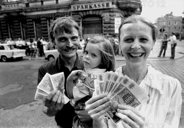 A family from Dresden changes East German Mark against 2000 German Mark on the 1st of July in 1990