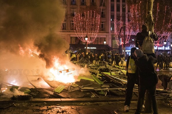 Ausschreitungen nach Demonstration der Warnwesten auf der Champs Elysees. Paris am 24.11.2018