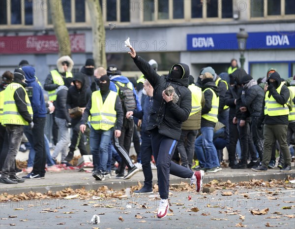 (181208) -- BRUSSELS, Dec. 8, 2018 () -- A protestor throws a stone to police during a demonstration in downtown Brussels, Belgium, Dec. 8, 2018.(/Ye Pingfan)