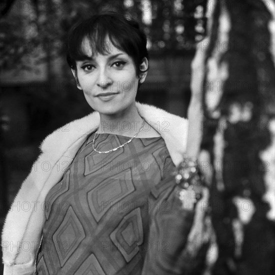 Die französische Chansonsängerin und Komponistin Barbara, Deutschland 1960er Jahre. French chanson singer and composer Barbara, Germany 1960s.