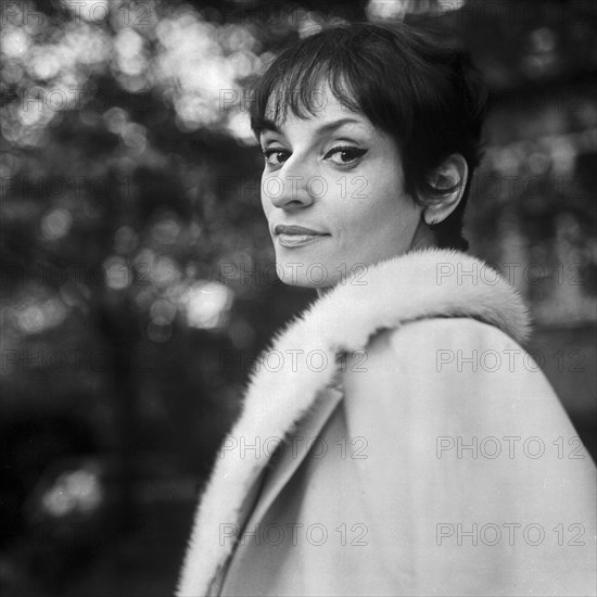 Die französische Chansonsängerin und Komponistin Barbara, Deutschland 1960er Jahre. French chanson singer and composer Barbara, Germany 1960s.