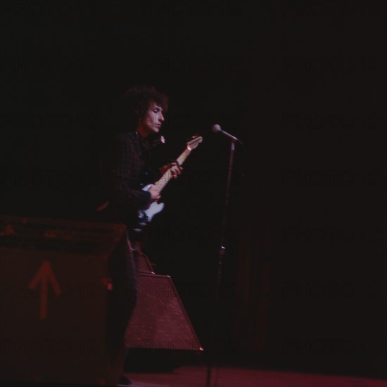 Bob Dylan, amerikanischer Musiker und Lyriker, an der Gitarre, 1965. American musician and lyric poet, playing his guitar, 1965.